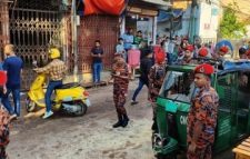 ঢাকায় সিএনজিতে ককটেল নিক্ষেপের পর বিস্ফোরণ, আগুন