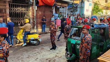 ঢাকায় সিএনজিতে ককটেল নিক্ষেপের পর বিস্ফোরণ, আগুন