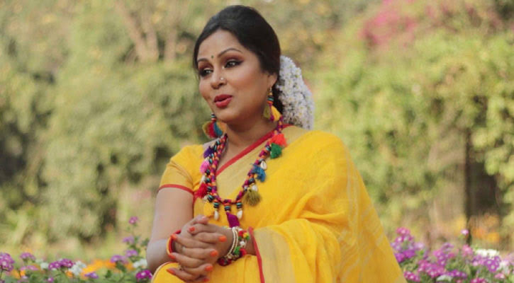 নতুন গানে মুগ্ধতা ছড়ালেন মুন্নী