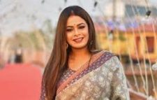 ঢাকায় এসে বিপাকে কলকাতার গায়িকা, চাইলেন সাহায্য!