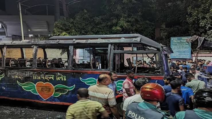 মিরপুরে যাত্রীবাহী বাসে আগুন