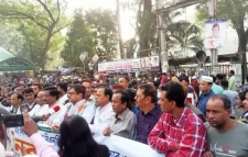 প্রেসক্লাবে মানববন্ধনে জড়ো হয়েছেন বিএনপির নেতা-কর্মীরা