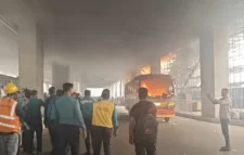 শাহবাগে মেট্রোরেলের নিচে বাসে আগুন