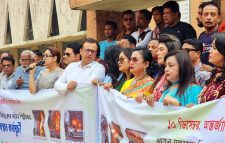 এফডিসিতে আগুন সন্ত্রাসের বিরুদ্ধে শিল্পীদের মানববন্ধন