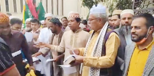 আন্দোলনের সফলতা কামনায় লিফলেট বিতরণ
