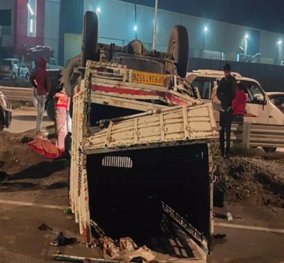 উত্তরপ্রদেশে পিকআপ গাড়ি ও ডাম্পারের সংঘর্ষে ৪ জন নিহত 