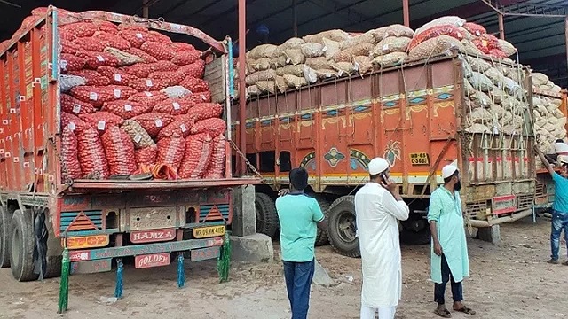সীমান্তে পচে যাচ্ছে ১০০ কার্গো ট্রাকবোঝাই ৩ হাজার টন পেঁয়াজ