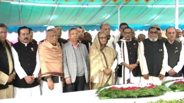 নতুন মন্ত্রিসভা নিয়ে টুঙ্গিপাড়ায় জাতির পিতার সমাধিতে প্রধানমন্ত্রীর শ্রদ্ধা