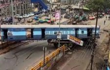 বিমানের পর এবার ট্রেনের বগি নিয়ে দুর্ঘটনার শিকার ট্রাক