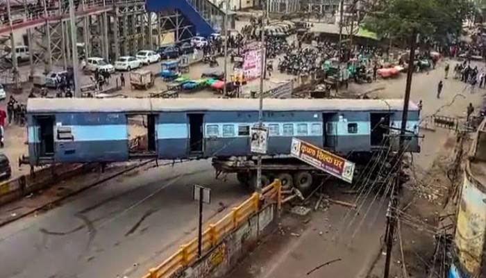 বিমানের পর এবার ট্রেনের বগি নিয়ে দুর্ঘটনার শিকার ট্রাক