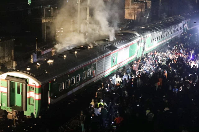 বেনাপোল এক্সপ্রেসে আগুন: ৪ লাশ উদ্ধার