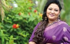সুযোগ বুঝে আমাকে টেনে-হিঁচড়ে নিচে নামিয়ে দিচ্ছে : মমতাজ