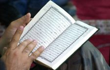 হাত থেকে কুরআন শরিফ পড়ে গেলে করণীয়