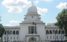 সাবেক ৭ বিচারপতির বিরুদ্ধে আদালত অবমাননার আবেদন