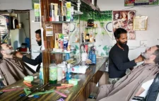 নির্বাচনের সময় চুল-দাড়ি ছেঁটে দেওয়া নাপিতকে উপহার পাঠালেন রাহুল গান্ধী