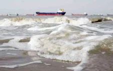 বৈরী আবহাওয়ায় ঢাকা থেকে ৬ উপকূলীয় রুটে নৌযান চলাচলে নিষেধাজ্ঞা