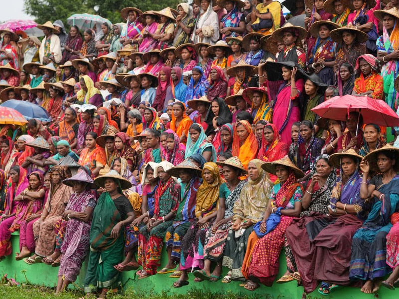সিলেটে চা শ্রমিকদের ফুলবৃষ্টিতে সিক্ত প্রধানমন্ত্রী
