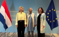 ডাচ পররাষ্ট্র মন্ত্রণালয়ের কর্মকর্তাদের সঙ্গে ইউনূস
