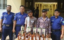 গোয়াইনঘাটে পুলিশের অভিযানে ৬০ বোতল ভারতীয় মা/দ/ক জ/ব্দ, আ/ট/ক ২