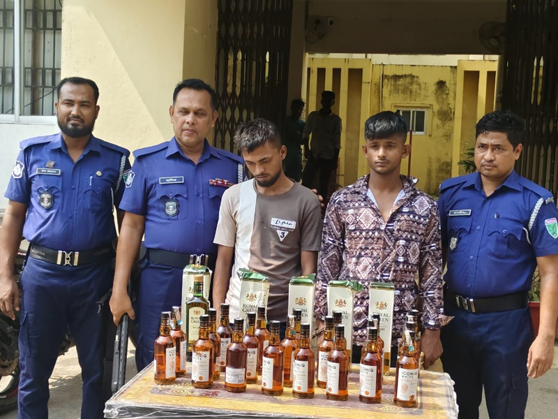 গোয়াইনঘাটে পুলিশের অভিযানে ৬০ বোতল ভারতীয় মা/দ/ক জ/ব্দ, আ/ট/ক ২