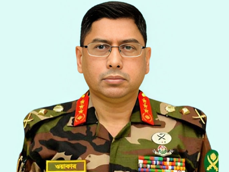 হজ পালন শেষে দেশে ফিরেছেন সেনাপ্রধান