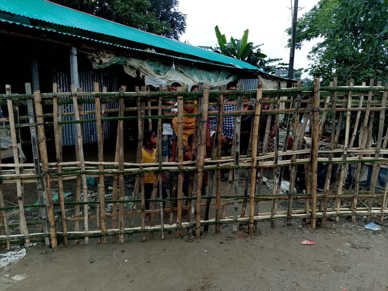 গৃহবন্দী ৫ পরিবার, প্রশ্নে প্রশাসন