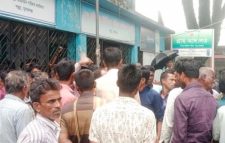 তালিকায় স্বজনপ্রীতি, শাল্লায় কৃষকদের বিক্ষোভ