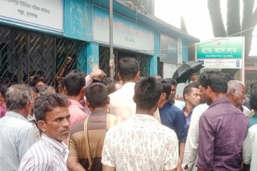 তালিকায় স্বজনপ্রীতি, শাল্লায় কৃষকদের বিক্ষোভ