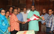 সিলেট সরকারি মহিলা কলেজের পক্ষ থেকে সিসিক প্রশাসককে ফুলেল শুভেচ্ছা