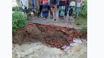 জগন্নাথপুরে কুশিয়ারা নদীর পানির তোড়ে সড়ক ভেঙে