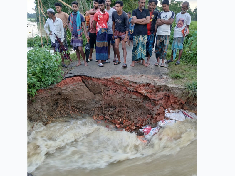 জগন্নাথপুরে কুশিয়ারা নদীর পানির তোড়ে সড়ক ভেঙে