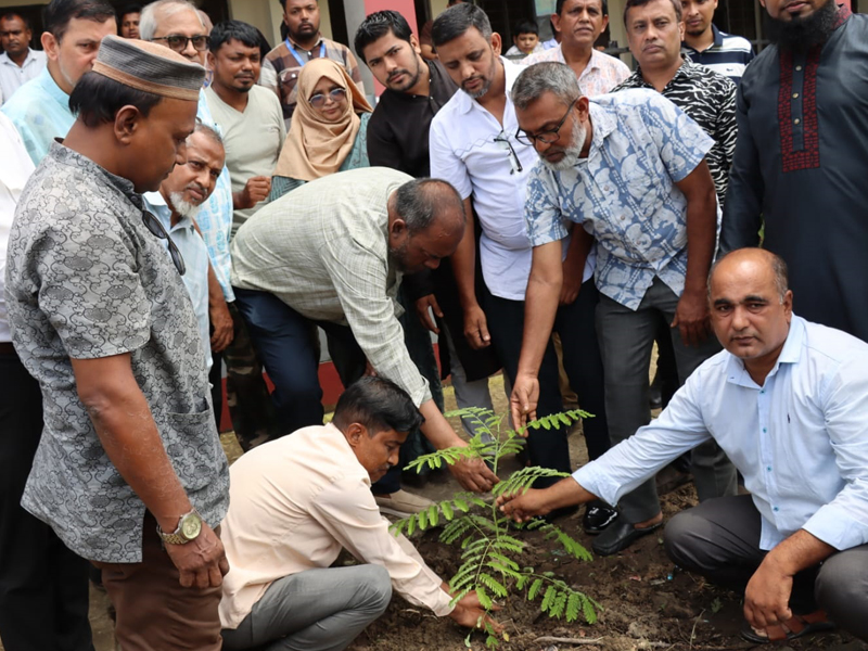 বৃক্ষরোপণ ও চারা বিতরণ অনুষ্ঠানে সিসিক প্রশাসক