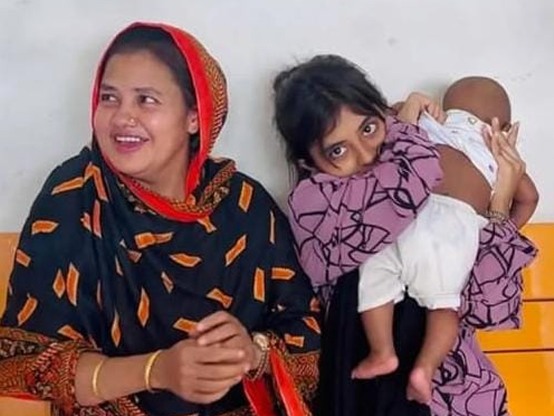 ১৩ বছরের মায়ের কোলে ৭ মাসের সন্তান