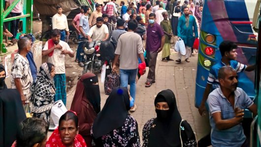 হঠাৎ ঢাকা-আরিচা মহাসড়কে ঘরমুখী মানুষের ঢল