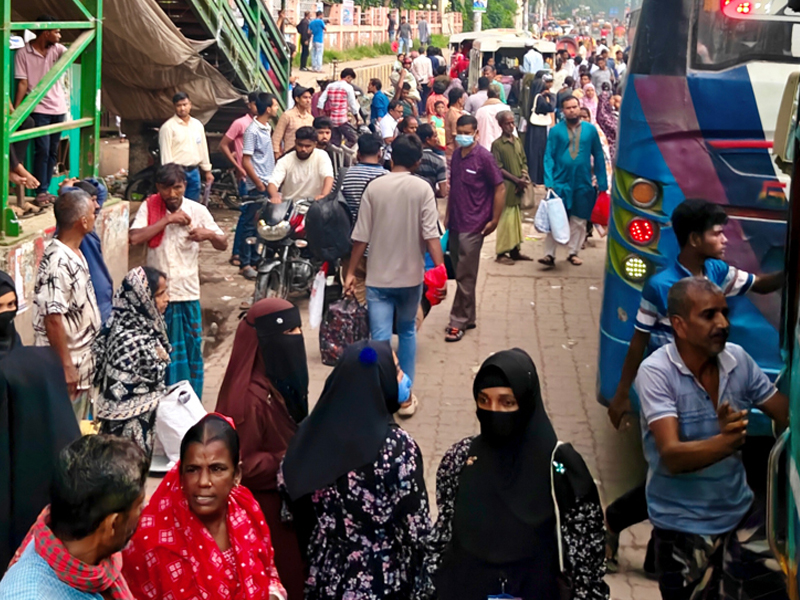 হঠাৎ ঢাকা-আরিচা মহাসড়কে ঘরমুখী মানুষের ঢল